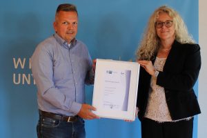 Bild Marcel Hasübert und IHK Vizepräsidentin Hummel-Manzau bei der Vereidigung